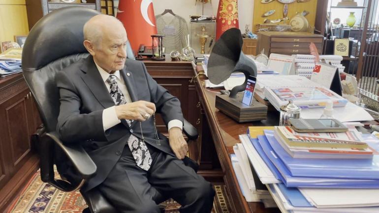 Bahçeli, ismini koyduğu radyo kanalı Efebeyin ilk yayınını dinledi