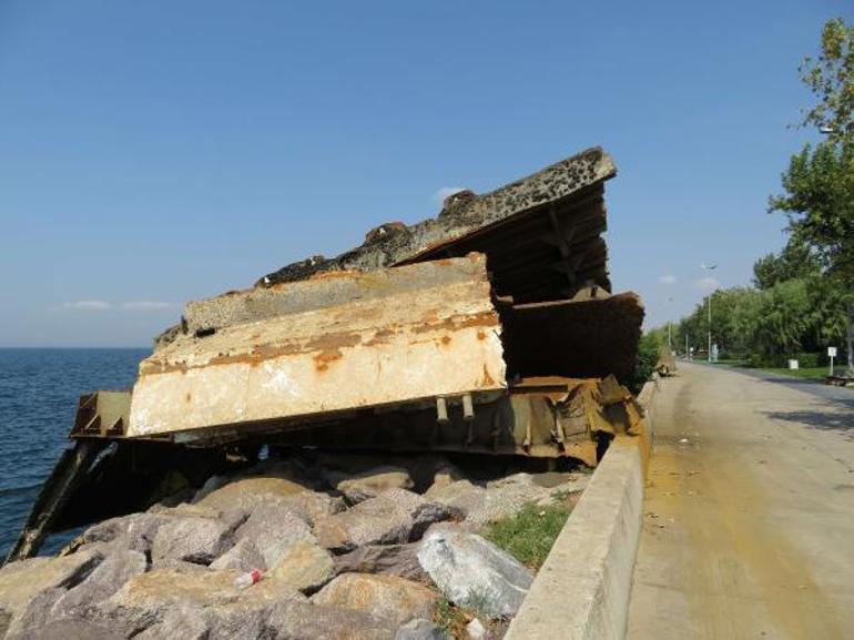 Maltepe sahilinde batan geminin yüzeye çıkarılan parçalarından koku yayılıyor iddiası