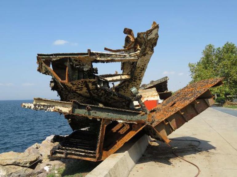 Maltepe sahilinde batan geminin yüzeye çıkarılan parçalarından koku yayılıyor iddiası