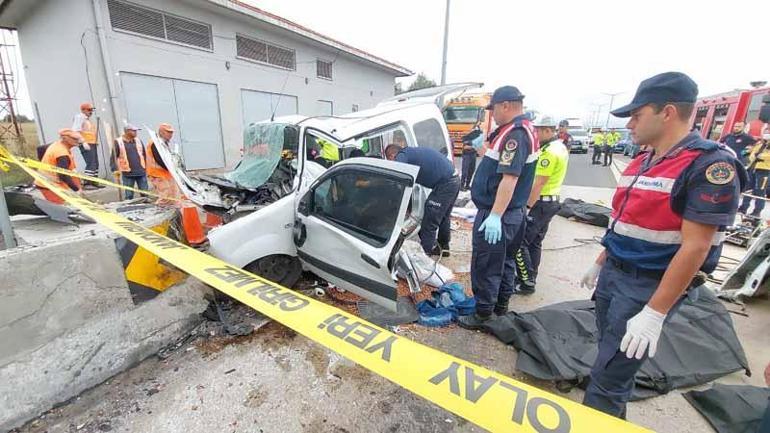 Hafif ticari araç gişelerin beton bariyerine çarptı: 4 ölü