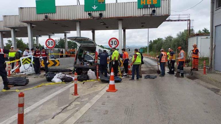 Hafif ticari araç gişelerin beton bariyerine çarptı: 4 ölü