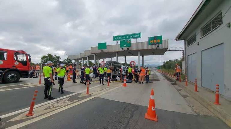 Hafif ticari araç gişelerin beton bariyerine çarptı: 4 ölü