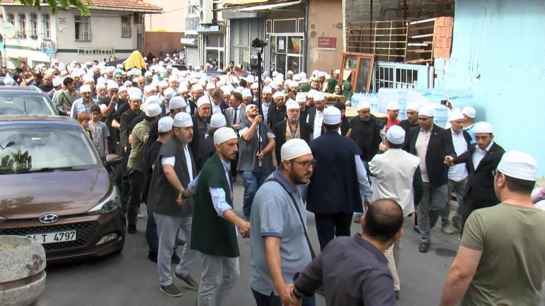 Ömer Tuğrul İnançerin tabutu Karagümrükten Fatih Camiine omuzlarda götürüldü