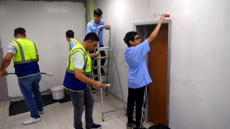 Bağcılar’daki lise öğrencileri Avcılar’daki 4 ilkokulu boyadı