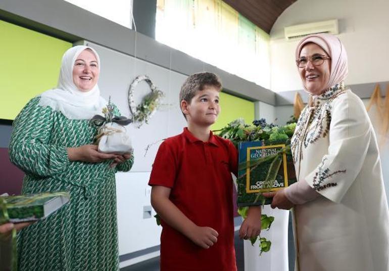 Emine Erdoğan, Zagrebde spor projesi yürütülen ilkokulu ziyaret etti