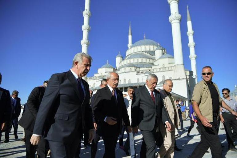 Kılıçdaroğlu, Hakkı Süha Okayın annesinin cenazesine katıldı