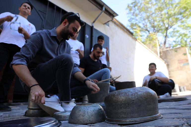 Bakır mutfak gereçlerinden ritim orkestrası kurdular