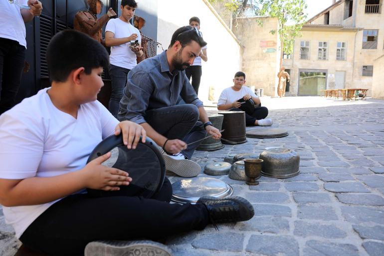 Bakır mutfak gereçlerinden ritim orkestrası kurdular