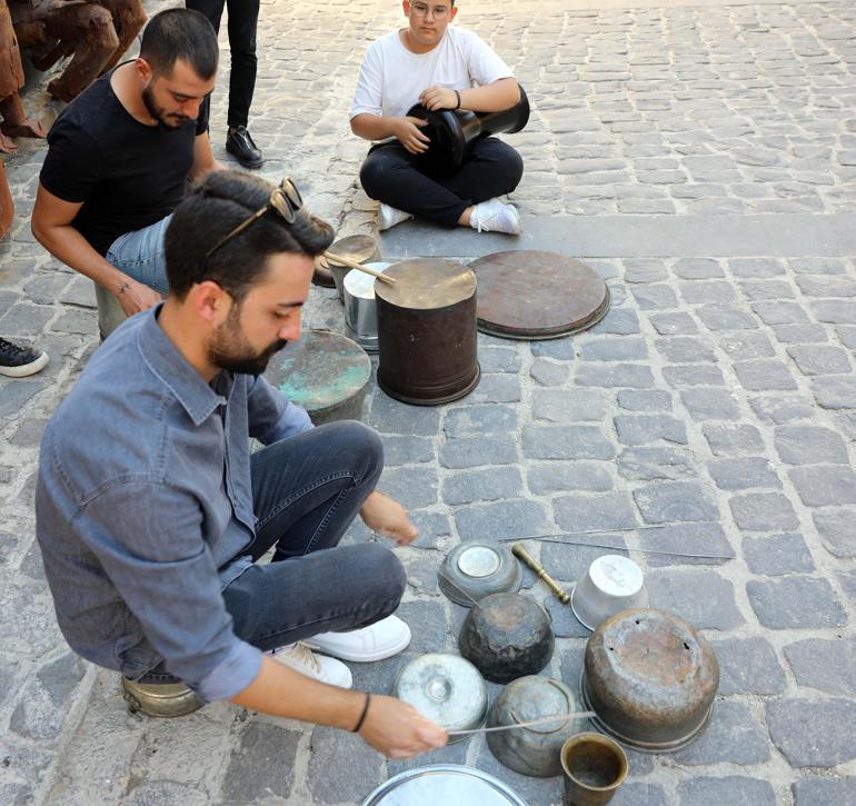 Bakır mutfak gereçlerinden ritim orkestrası kurdular