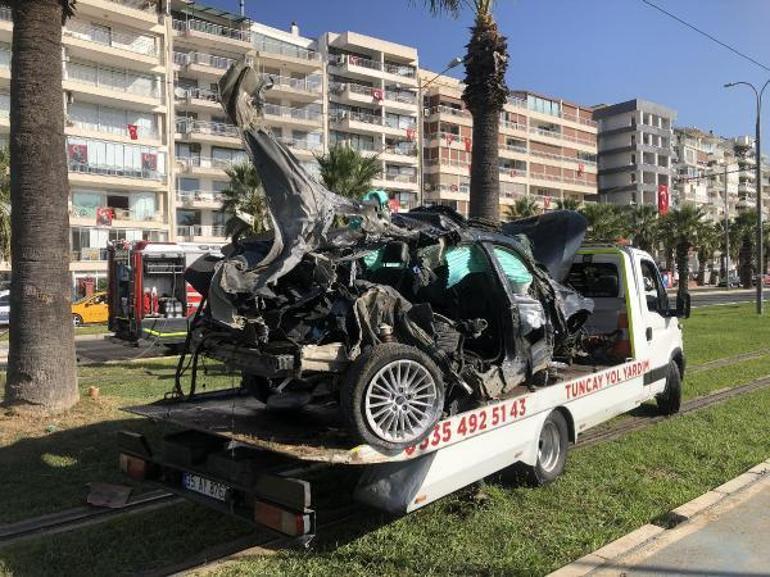 Otomobil, tramvay yolu kenarındaki ağaca çarptı: 2 ölü, 1 yaralı