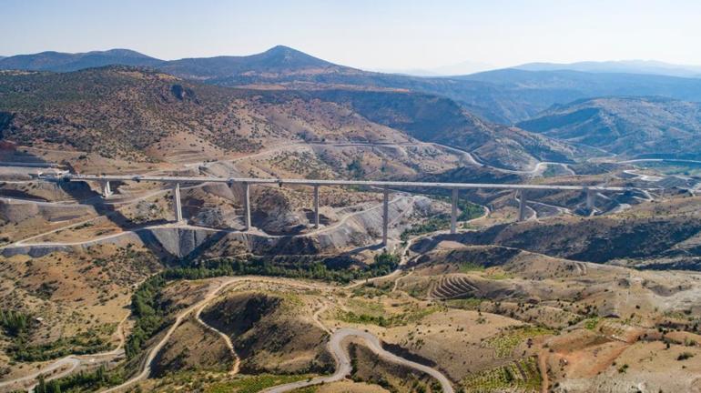 Bakan Karaismailoğlu: Eğiste Hadimi Viyadüğü ile seyahat süresi 20 dakika kısalacak