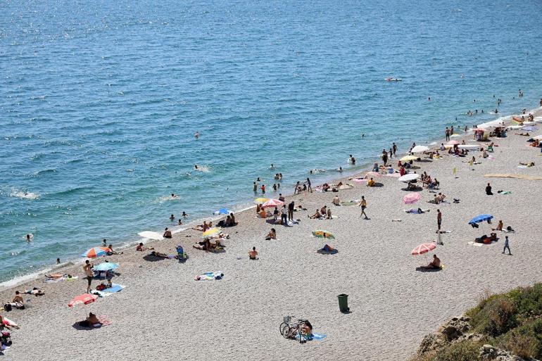 Antalyada Konyaaltı sahilinde yoğunluk