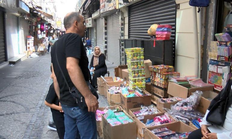 Okul alışverişini son güne bırakan veliler Eminönünü tercih etti