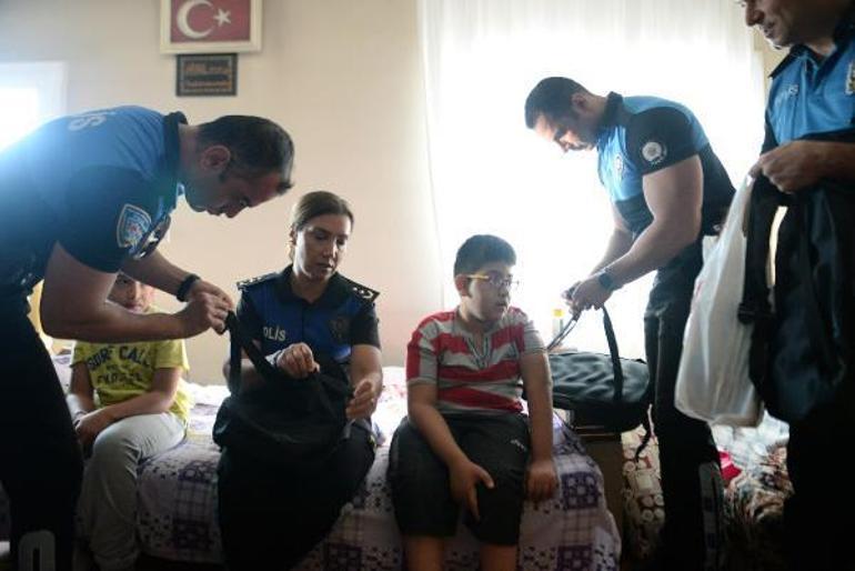 Anne ve babaları kazada ölen kardeşleri okula polis götürdü