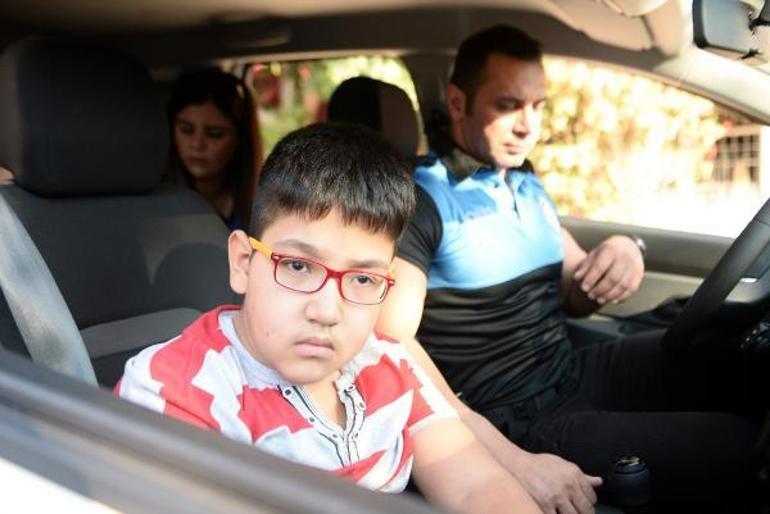 Anne ve babaları kazada ölen kardeşleri okula polis götürdü