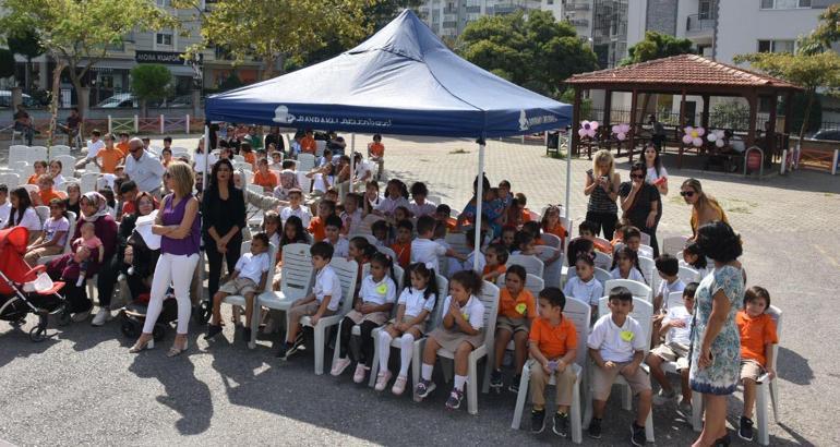 İzmirde ilk gün heyecanı; 738 bin 273 öğrenci dersbaşı yaptı