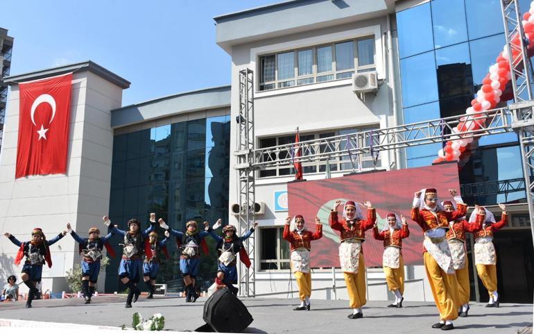 İzmirde ilk gün heyecanı; 738 bin 273 öğrenci dersbaşı yaptı