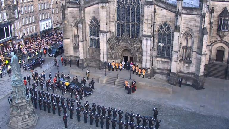 Elizabeth’in naaşı, St. Giles Katedrali’ne getirildi