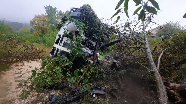 Kastamonuda kamyon şarampole devrildi: 1 ölü