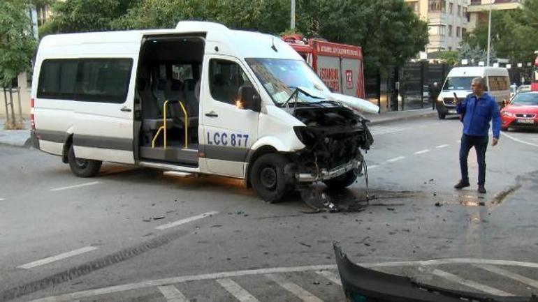 Kadıköy’de işçileri taşıyan iki servis minibüsü çarpıştı; 1 yaralı