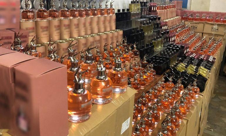 Turistleri kandıran imitasyon parfüm satıcılarına operasyon