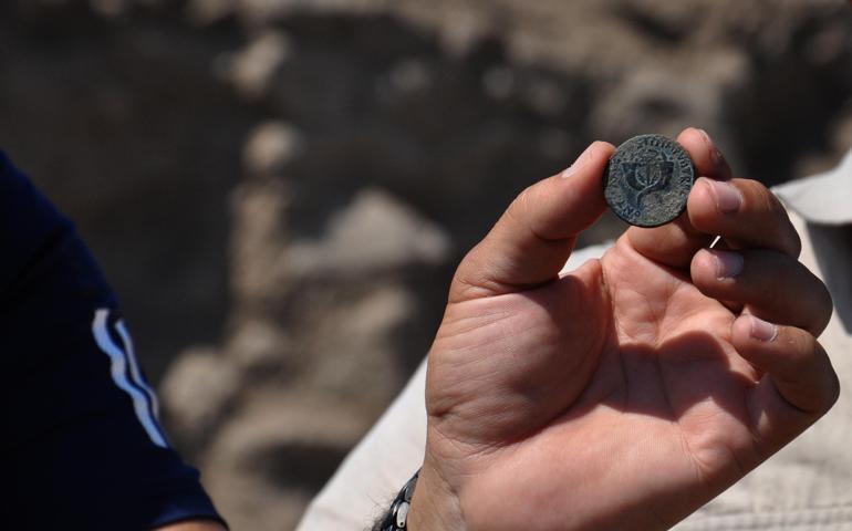 Hamaç Höyük kazısında Helenistik döneme ait bronz sikke bulundu