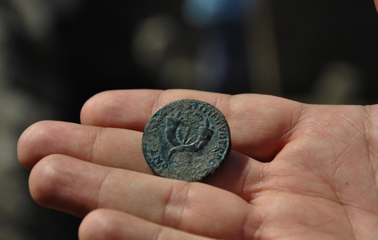 Hamaç Höyük kazısında Helenistik döneme ait bronz sikke bulundu