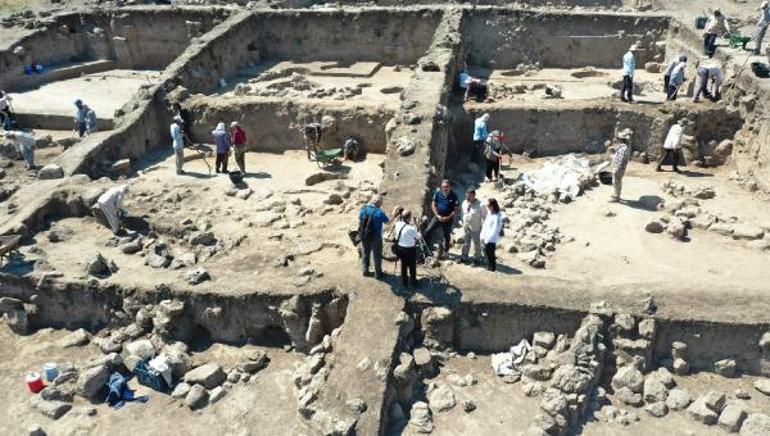 Hamaç Höyük kazısında Helenistik döneme ait bronz sikke bulundu