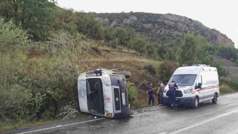 Bursada fabrika işçilerinin taşındığı servis minibüsü devrildi: 7 yaralı
