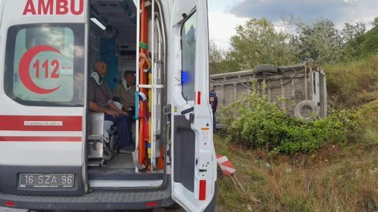 Bursada fabrika işçilerinin taşındığı servis minibüsü devrildi: 7 yaralı