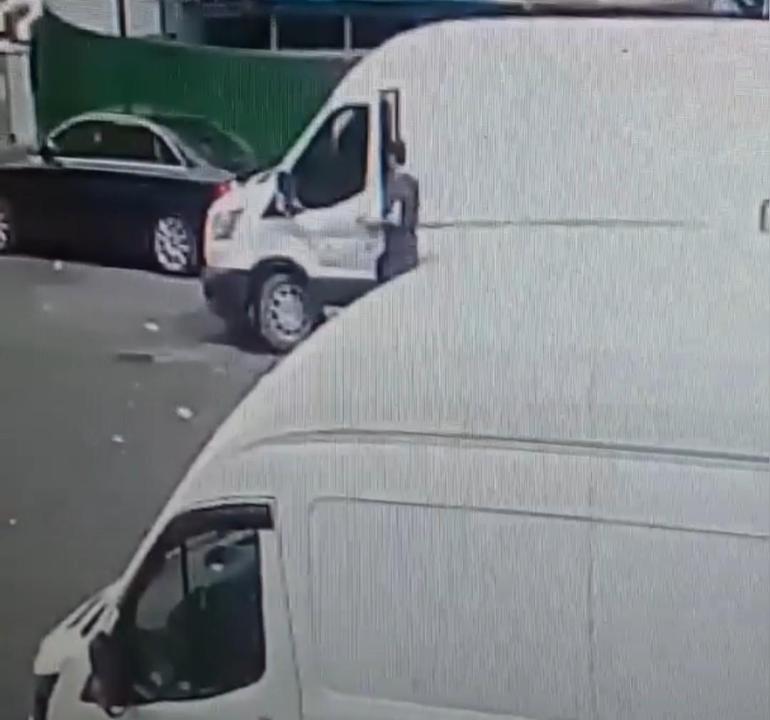 Gaziosmanpaşada park halindeki panelvandan cep telefonu çaldı