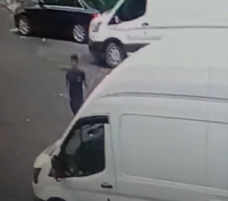 Gaziosmanpaşada park halindeki panelvandan cep telefonu çaldı