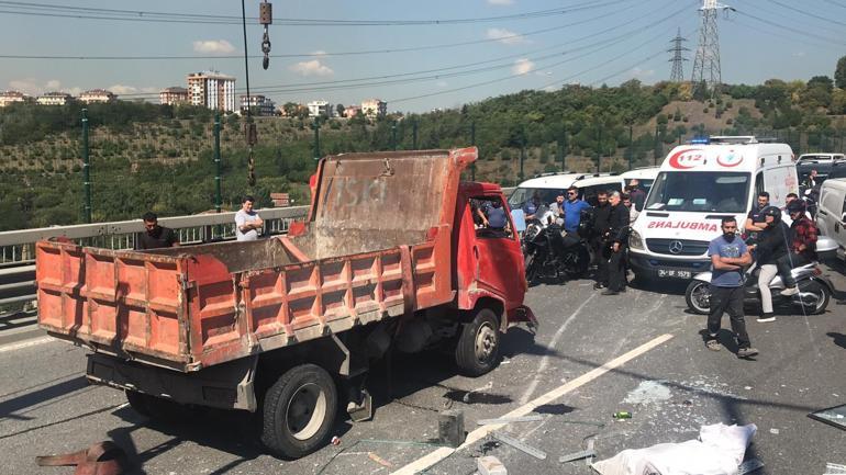 Kağıthanede kamyon devrildi, yol trafiğe kapatıldı