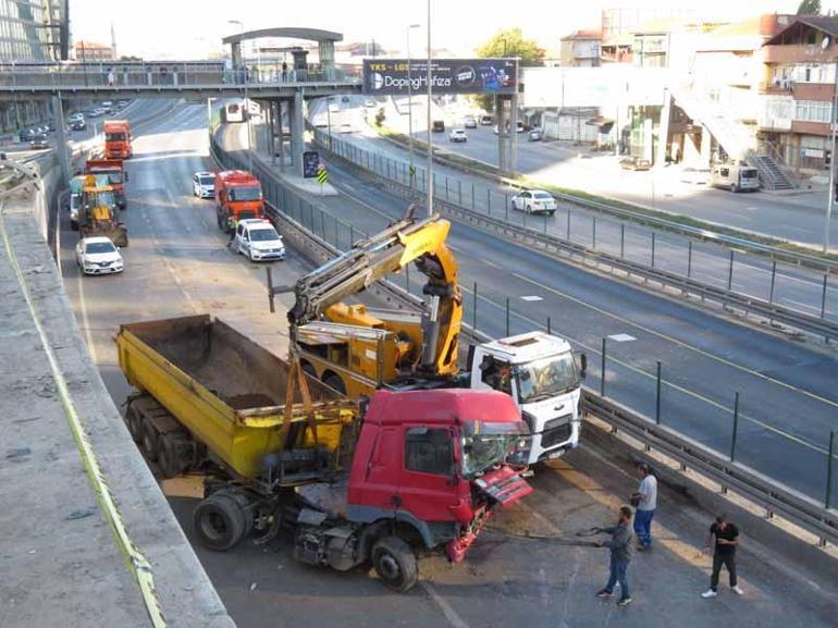 Kadıköyde çevre yoluna düşen hafriyat yüklü TIR 8 saat sonra kaldırıldı