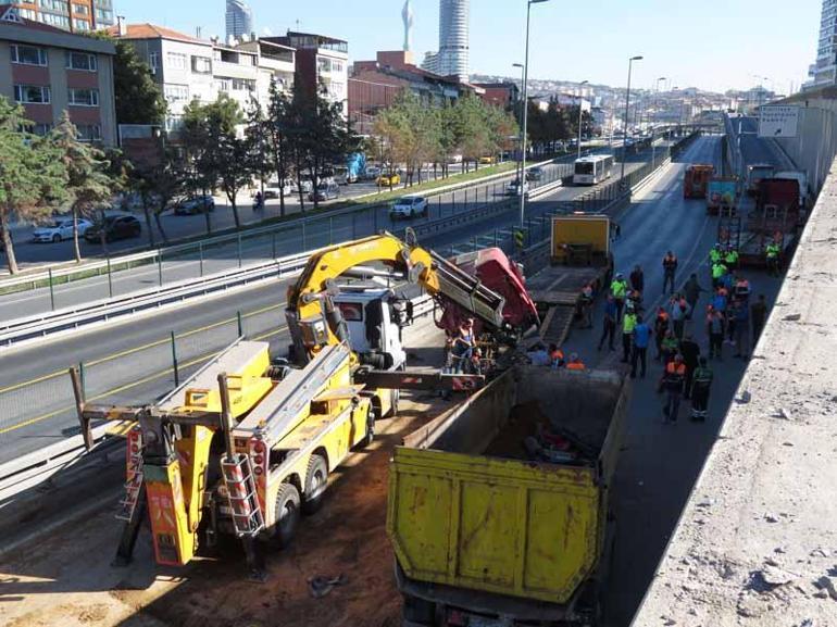 Kadıköyde çevre yoluna düşen hafriyat yüklü TIR 8 saat sonra kaldırıldı