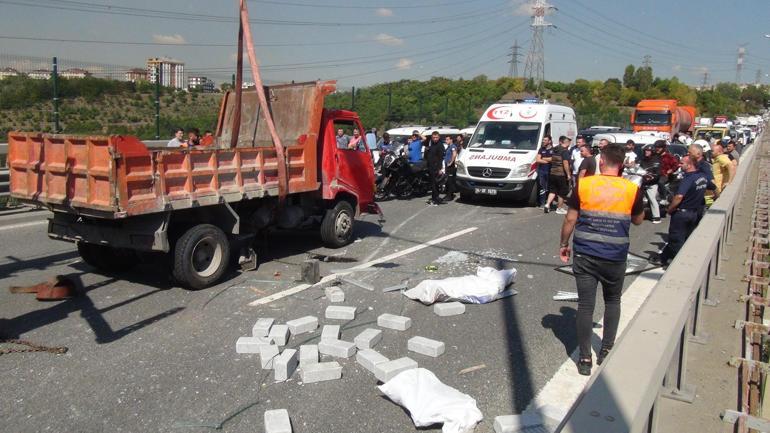 Kağıthanede kamyon devrildi, yol trafiğe kapatıldı