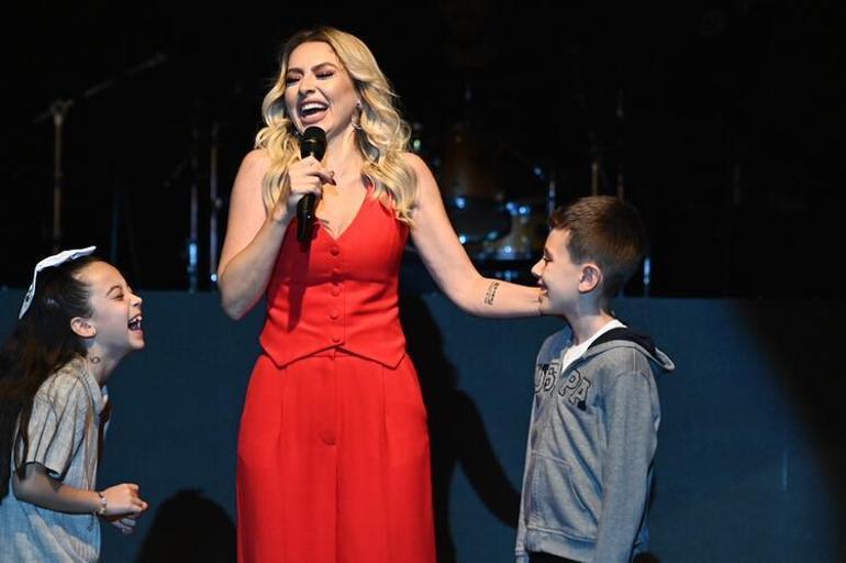 Şarkıcı Hadise Mehmet Dinçerlere boşanma davası açtı