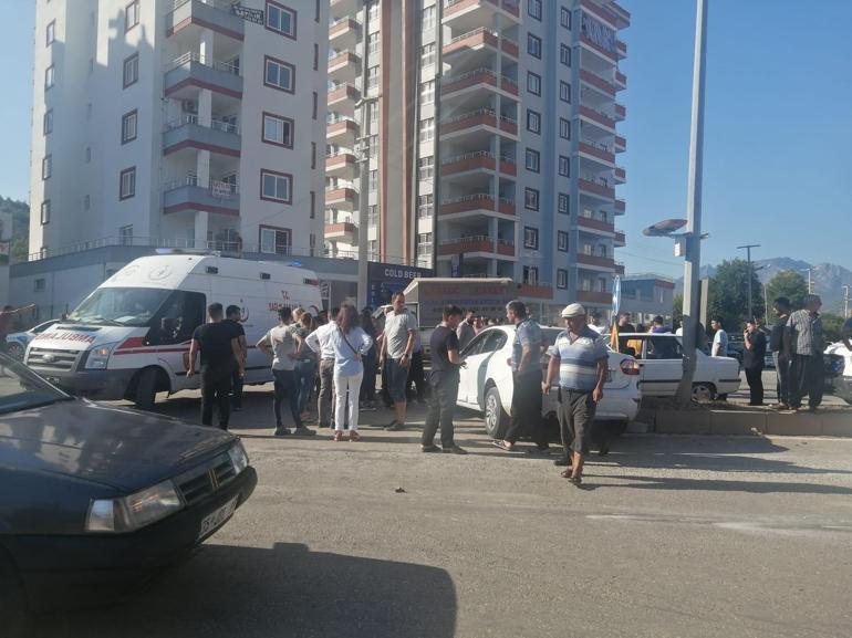 TIR, otomobile çarptı; anne ve 2 çocuğu yaralandı