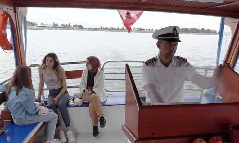 Eğirdir Gölünde ‘çevreci tekne’ ile gezinti