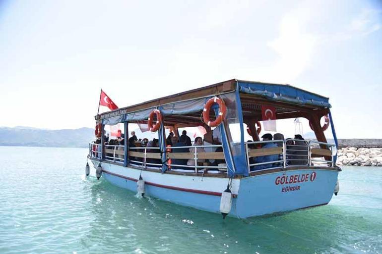 Eğirdir Gölünde ‘çevreci tekne’ ile gezinti