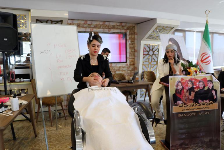 Vana gelen İranlı kadınlara güzellik uzmanlığı eğitimi