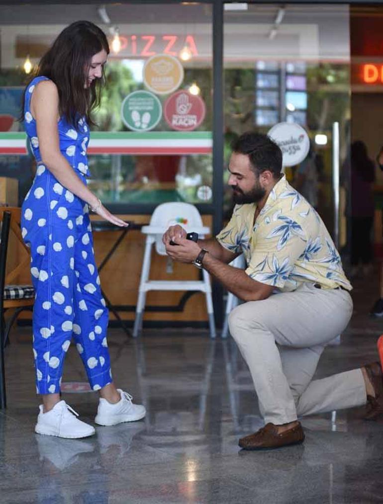 Avukattan meslektaşına polis baskınlı sürpriz evlilik teklifi