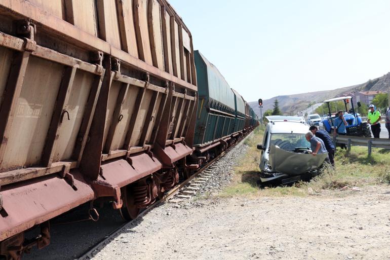 Hemzemin geçitte arızalanan araca, yük treni çarptı