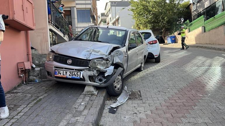 Üsküdarda hafriyat kamyonu 3 otomobile çarpıp devrildi
