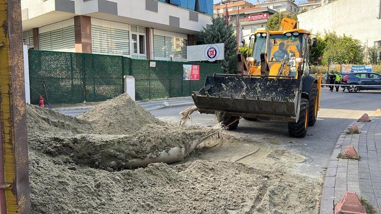 Üsküdarda hafriyat kamyonu 3 otomobile çarpıp devrildi