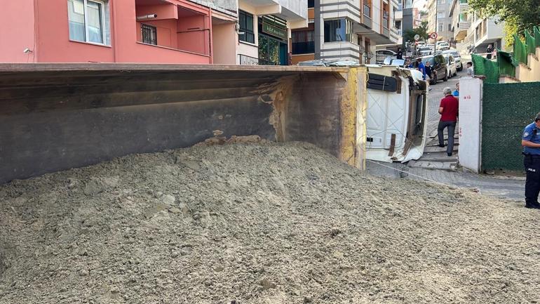 Üsküdarda hafriyat kamyonu 3 otomobile çarpıp devrildi