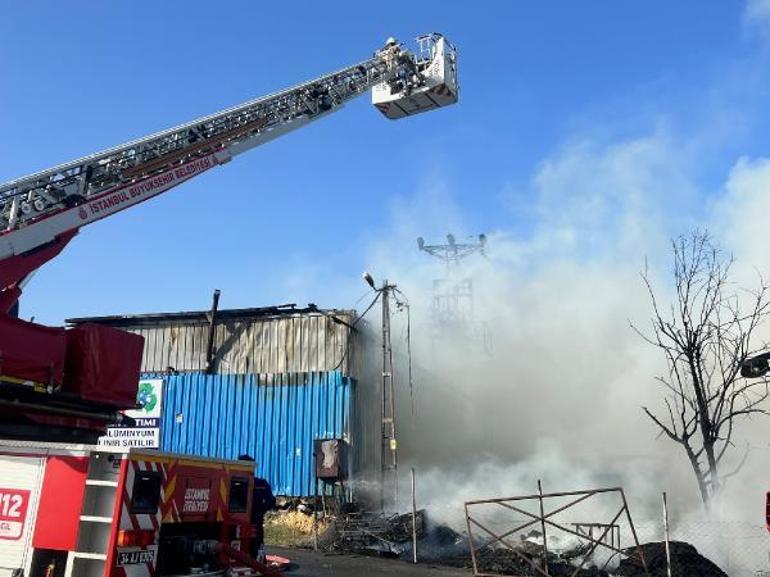 Sultanbeyli’de mobilya imalathanesinde çıkan yangın geri dönüşüm tesisine sıçradı