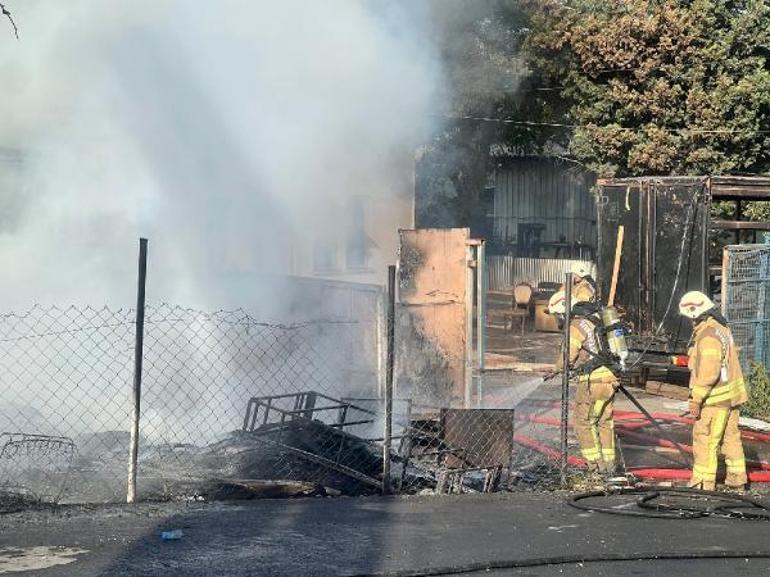 Sultanbeyli’de mobilya imalathanesinde çıkan yangın geri dönüşüm tesisine sıçradı