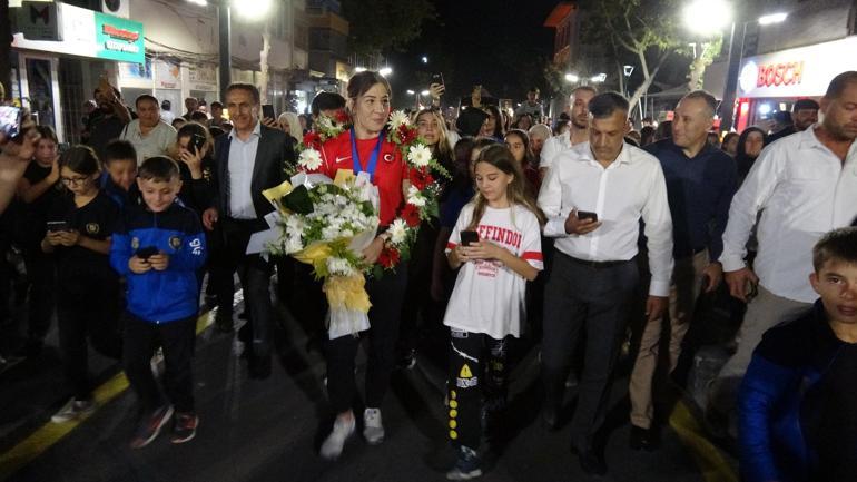 Dünya şampiyonu Yasemin Adar Yiğit, memleketinde coşkuyla karşılandı