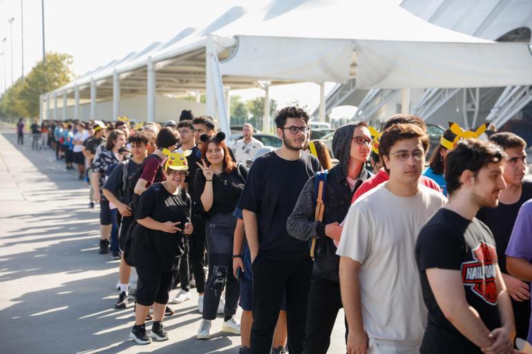 Oyun tutkunları Yenikapıda uzun kuyruklar oluşturdu